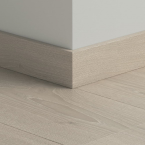 Плинтус ПВХ прямой для LVT Pergo PGVSK40226 Каштан итальянский 2400х12х58 в интерьере
