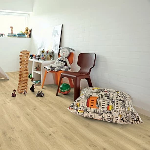 Плитка ПВХ Pergo Classic Plank Click V3107-40018 Бежевый Дуб 1251*187*4,5 (2,105) в интерьере