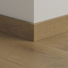 Плинтус ПВХ прямой для LVT Pergo PGVSK40162 Дуб горный коричневый 2400х12х58 в интерьере